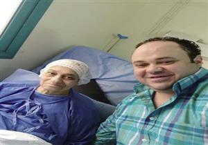 صورة..مدحت تيخا يبعث رسالة مؤثرة لوالدته قبل دخولها غرفة العمليات