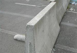 المرور تُغلق طريق أسيوط الغربي جزئيًا لتركيب حواجز خرسانية