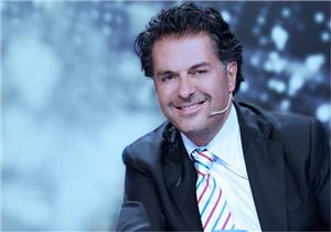 بالفيديو والصور.. "قبلة" من معجبة كادت تسقط راغب علامة على المسرح بحفله في "شيكاغو"