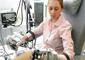 ابتكار قفاز يحركه العقل لمساعدة ذوي الاحتياجات الخاصة