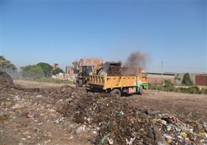 بالصور- نقل 50 طن مخلفات صلبة إلى المدفن الصحي بسوهاج