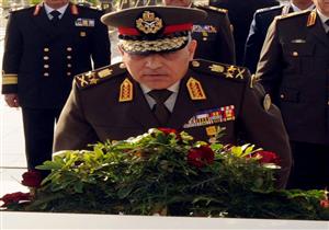 وزير الدفاع يضع إكليلًا من الزهور على النصب التذكاري لشهداء الجيش