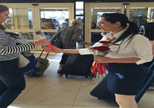 توزيع ورود على السائحات بمطار شرم الشيخ تزامنًا مع يوم المرأة- صور