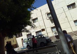 بالصور- وصول جثمان شهيد الشرطة في قرية "الدم والنار" لمستشفى قنا