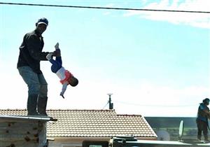 أفريقي يرمي طفلته من المنزل ليعطل قرار الشرطة بهدم منزله