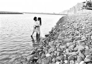 ليلى اسكندر في لقطة رومانسية برفقة زوجها "الحياة أقصر من أن تكره أحد"