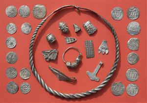 مراهق ألماني يعثر على كنز تاريخي يضم مطرقة "الإله ثور"