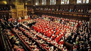 بريطانيا.. "اللوردات" يقر حظر "السوشيال ميديا" للمراهقين