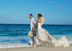 بالصور-رقصة رومانسية بفستان الزفاف على أحد الشواطئ تنتهي بمشهد مضحك