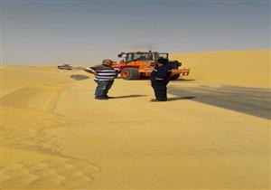 بالصور- بدء إزالة الكثبان بطريق "باريس - درب الأربعين" في الوادي الجديد