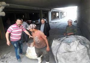 بالصور.. ضبط عدد من عمال النظافة أثناء جمعهم للخردة بدمياط
