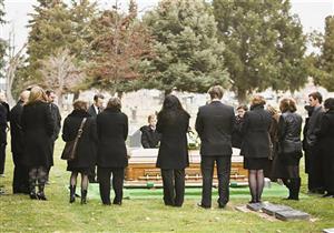 الشرطة الأمريكية تحضر جنازة شاب... تعرف على السبب 