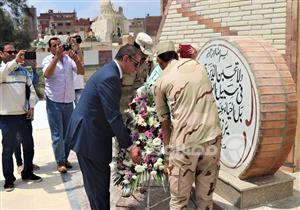 بالصور.. محافظ كفرالشيخ يضع إكليل زهور على النصب التذكاري في ذكرى تحرير سيناء