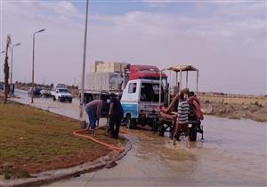 بالصور.. الدفع بسيارات لكسح مياه الأمطار من شوارع "رأس سدر"