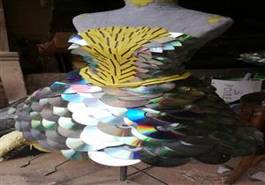 صور-"في 5 أيام فقط"..فتيات يصممن فستان من تذاكر المترو وأسطوانات الكمبيوتر