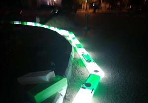 بالصور.. مرور الوادي الجديد يبدأ تركيب البلدورات المضيئة بالميادين