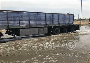 "عايزين نروّح".. سائقا نقل ثقيل يرويان معاناتهما تحت الأمطار