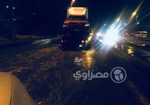 بالصور.. مياه الأمطار تُعيق حركة السيارات بـ"نزلة المريوطية"