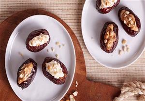 «البلح المحشو بالجبن واللوز».. حلوى لذيذة تحتوي 35 سعرا حراريا فقط