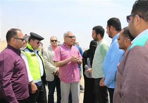 محافظ السويس يتفقد طريق السخنة لمتابعة كسح مياه السيل