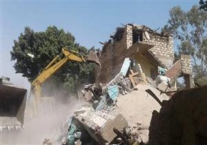 بالصور- إزالة 21 مبنى مُخالف على الأرض الزراعية في سوهاج