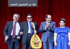 السيسي يلتقط صورة تذكارية مع الفنانة ندى شريف المنسي- فيديو