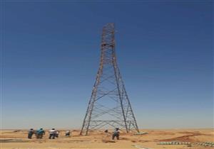 بالصور.. إصلاح ما أفسدته العاصفة الترابية في كهرباء أبوسمبل