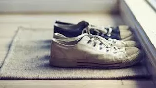 كل خطوة بـ400 فيروس.. مخاطر دخول المنزل بالأحذية في الشتاء 