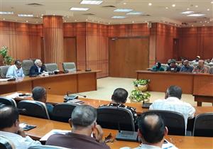 محافظ بورسعيد يبدي استياءً من أداء شركات النظافة