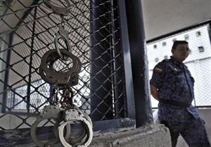 محتجزان يستغلان حارس الأمن المخمور للهرب من الباب الرئيسي للسجن