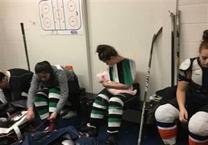 صورة أمّ ترضع طفلها تحولها لـ"بطلة شعبية" في كندا