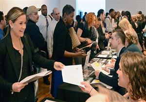 الوظائف في أمريكا تسجل أقل زيادة في ستة أشهر والأجور ترتفع