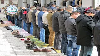 ما حكم قراءة المأموم آية فيها سجدة في الصلاة السرية؟.. الإفتاء توضح