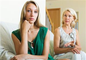 علامات تدل على نرجسية الأم وغيرتها من بناتها