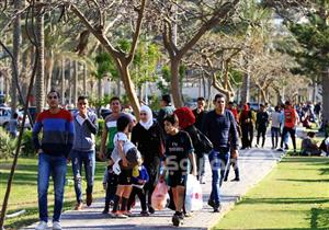 بالصور– رغم زيادة التذكرة لــ25 جنيهاً.. حدائق المنتزه كاملة العدد في شم النسيم