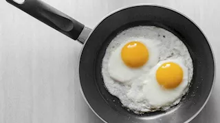 خطأ شائع عند تناول البيض قد يعرض صحتك لمخاطر خطيرة
