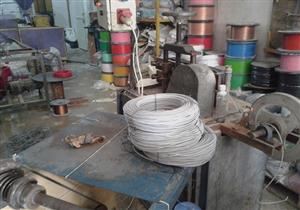 أمن القاهرة يداهم مصنعا لانتاج الأسلاك الكهربائية من مواد مجهولة بمنشأة ناصر