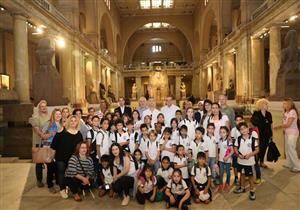 وزير الآثار يتجول بطلاب المدرسة اليونانية بمصر في المتحف المصري