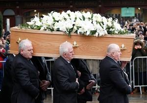 المسافرون عبر الزمن يحضرون جنازة ستيفن هوكينج