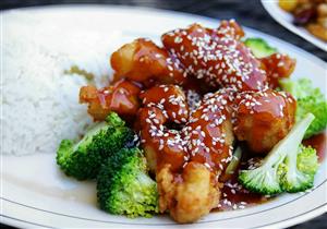  أرز بالدجاج والسمسم.. إفطار صحي غني بالبروتينات 