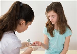 للطفل المصاب بالسكري.. أعراض تُنذر بضرورة كسر الصيام