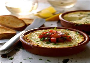 سحور اليوم غني بالكالسيوم.. جبن مخبوز بالفرن