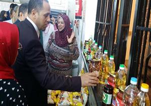 "عايز المواطن يستفاد".. رئيس جامعة دمنهور عن صورته مع "برطمانات العسل"