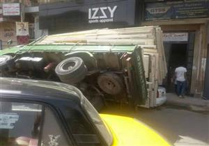 بالصور.. أبواب خشبية تسحق سيارة ملاكي في الإسكندرية