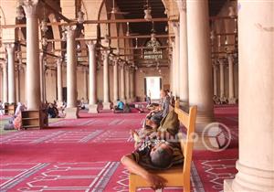 هرباً من الحر.. المساجد ملجأ "ملوك الشوارع" في رمضان