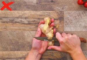 بالفيديو والصور-7 أخطاء شائعة  عند تحضير الطعام ..منها طريقة عصر الليمون