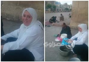 "الحاجة ميرفت" 20 سنة توزع الإفطار على الصائمين: "نذر على أمي"