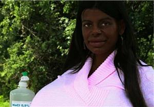 ألمانية شقراء تسعى لتكون أفريقية سوداء