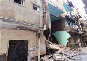 انهيار جزئي بعقار قديم في الإسكندرية.. والسكان يرفضون إخلاءه