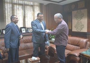 بعد نشر "مصراوي" قصته.. محافظ المنيا يكرم سائق أعاد 93 ألف جنيه لراكب